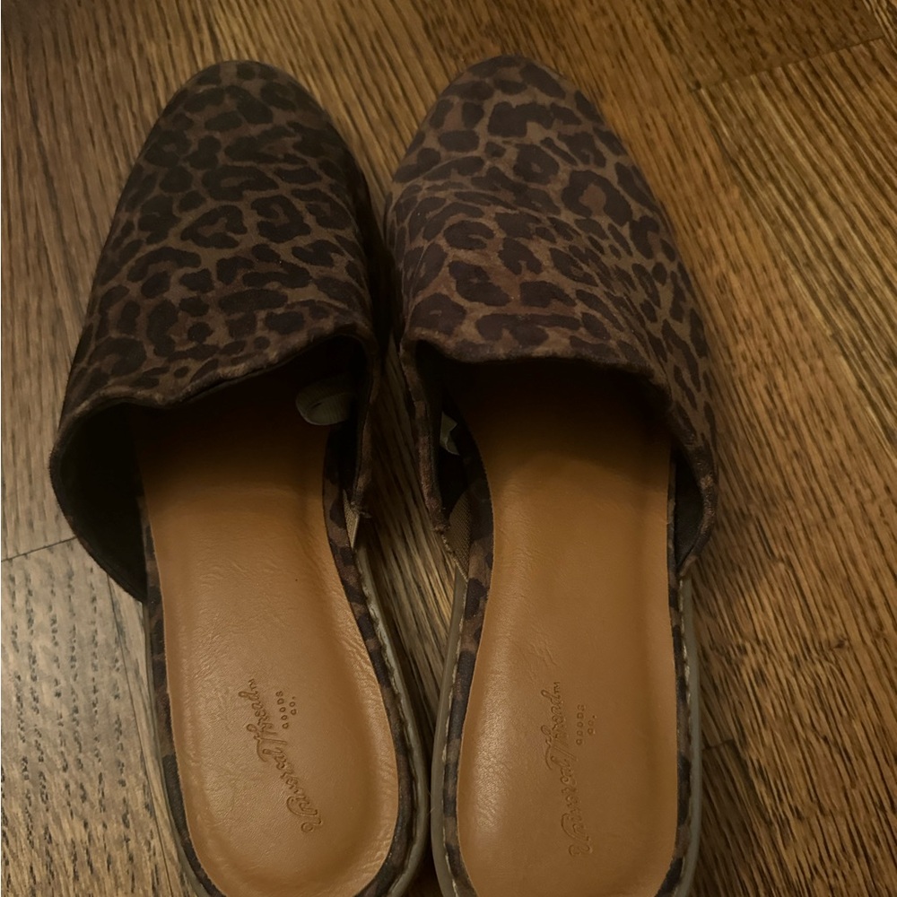 Universal Threads. Sz 8. Leopard mules.